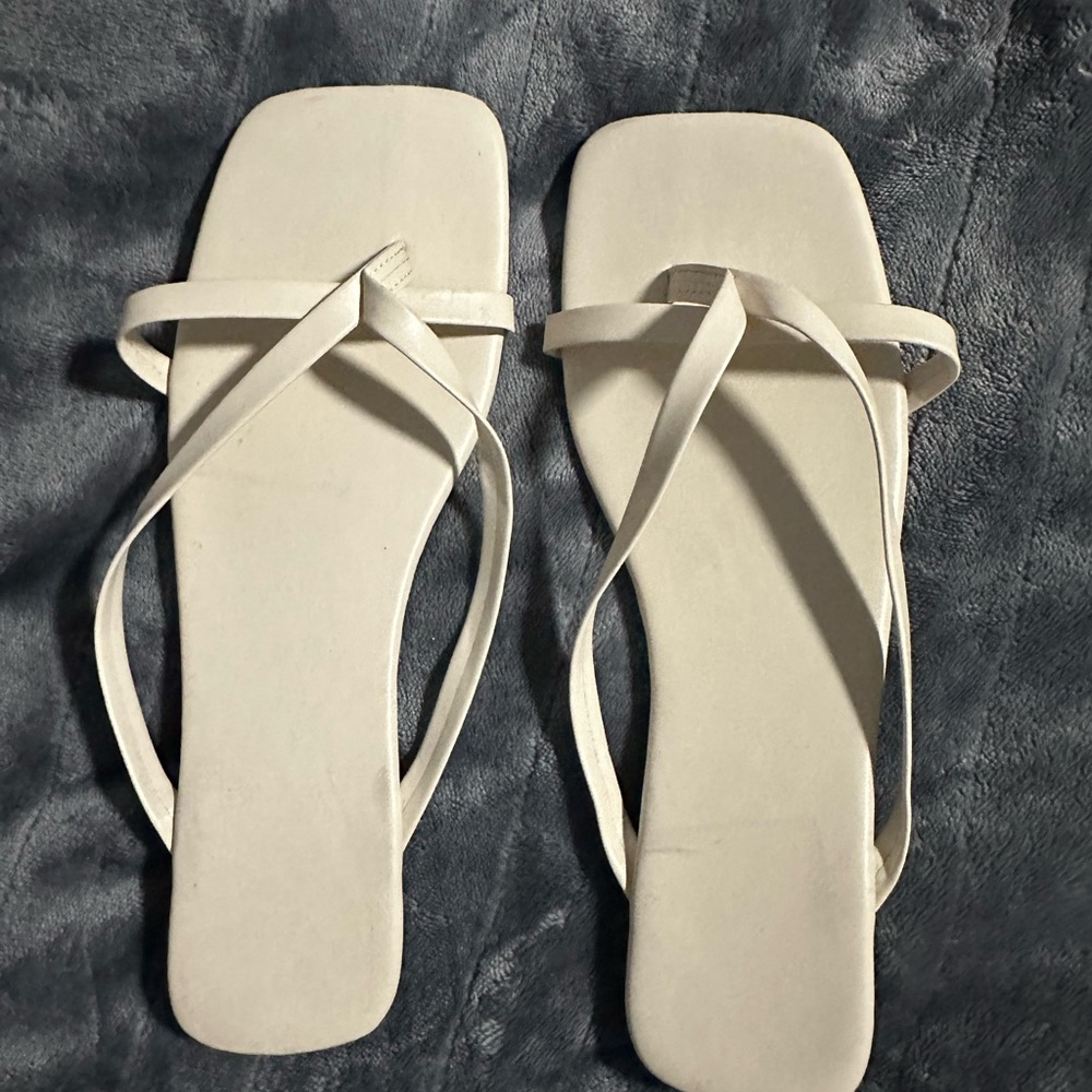 open toe sandals size 10 Women color beish or cream
